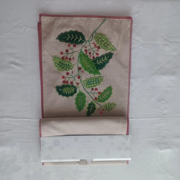 BELLA LUX HOLIDAY TABLE RUNNER NWT 13"X 72" - Picture 5 of 12